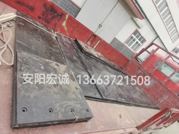 自卸車(chē)車(chē)底滑板發(fā)貨南寧，安陽(yáng)宏誠(chéng)自卸車(chē)車(chē)底滑板卸車(chē)沒(méi)煩惱！